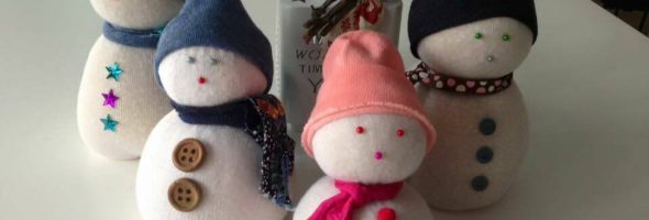 Venta de muñecos de nieve para recaudar fondos para ASORA