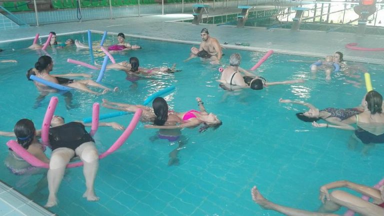 Ejercicios para rodilla en piscina | Belló Fisioterapia